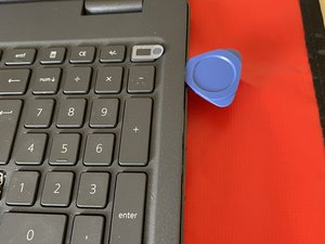 Langkah 1 — Buka Tutup Bagian Bawah Laptop