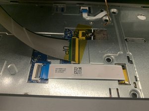 Langkah 4 — Memisahkan Kabel Keyboard