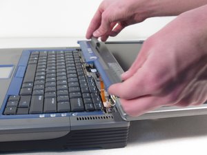 Langkah 3 — Buka Tutup Hinge dan Lepaskan Screws