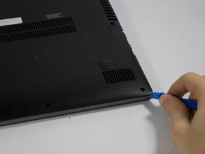 Langkah 5 — Buka Bagian Bawah Laptop dengan Alat Plastik