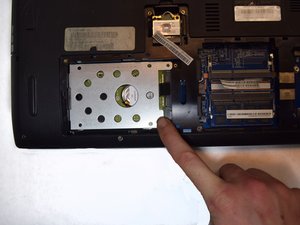 Langkah 2 — Mengakses Tray Hard Drive
