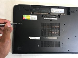 Langkah 1 — Mengakses Panel Bawah Laptop