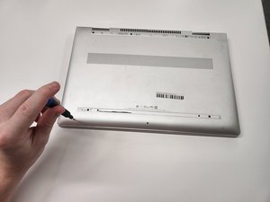Langkah 1 — Mengakses Bagian Belakang Laptop