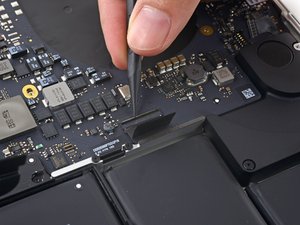 Langkah 9 — Lepaskan Kabel Keyboard