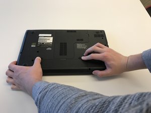 Langkah 1 — Membuka Tutup Belakang Laptop