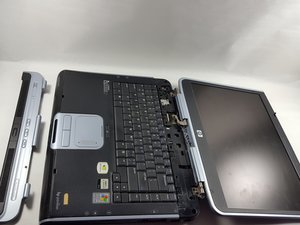 Langkah 4 — Lepaskan Sekrup Keyboard