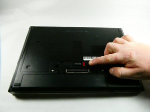 Langkah 2 — Mengakses Kompartemen Optical Drive