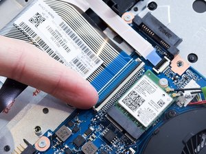 Langkah 3 — Lepaskan Kabel Ribbon dari Motherboard