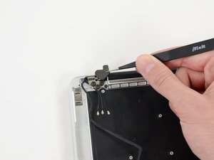 Langkah 1 — Mengangkat Tutup Hinge Karet