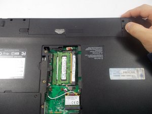Langkah 3 — Mengeluarkan Disk Drive dan Mengambil Screws