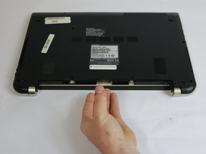 Langkah 2 — Membuka Tutup Belakang Laptop