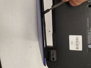 Langkah 3 — Membalik Laptop dan Melepas Screws