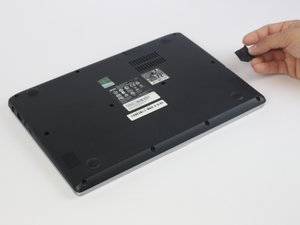 Langkah 3 — Mengakses Komponen di Sisi Kanan Laptop