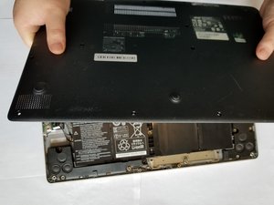 Langkah 3 — Mengangkat Panel Belakang Laptop