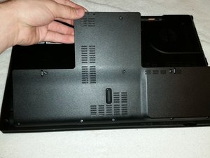 Langkah 3 — Akses Hard Drive dan Lepaskan Sled