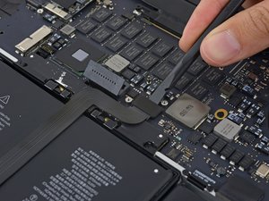Langkah 2 — Mengangkat Kabel Touchpad