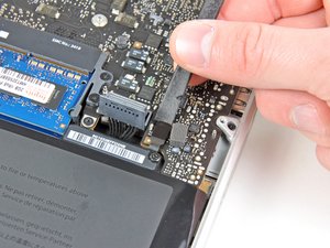 Langkah 7 — Mengangkat Kabel Display Data