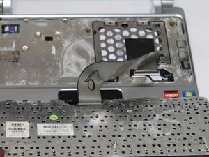 Langkah 4 — Lepaskan Kabel Keyboard