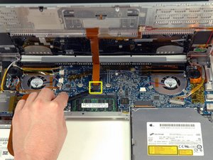 Langkah 7 — Menghilangkan Kabel Keyboard dan Trackpad