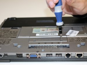 Langkah 2 — Buka Panel Belakang Laptop