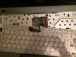 Langkah 4 — Mengangkat Keyboard