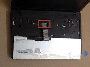 Langkah 3 — Lepaskan Kabel Keyboard dan Pasang yang Baru