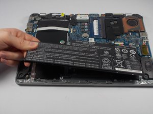 Langkah 5 — Mengangkat Baterai dari Casing