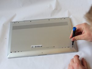 Langkah 2 — Lepaskan Sekrup di Casing Belakang