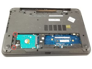 Langkah 2 — Membuka Panel Akses Hard Drive