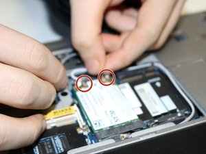 Langkah 4 — Lepaskan Konektor Wireless Adapter