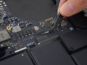 Langkah 8 — Lepaskan Pita Kabel Keyboard