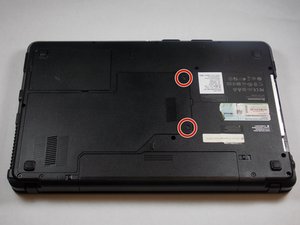 Langkah 1 — Membuka Tutup Bagian Bawah Laptop
