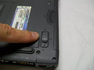 Langkah 2 — Angkat Disk Drive dan Lepaskan Sekrup