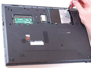 Langkah 3 — Mengeluarkan Hard Drive
