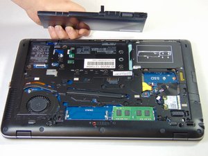 Langkah 3 — Lepaskan Penutup Plastik dan Keyboard