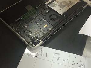 Langkah 7 — Membuka Casing Laptop
