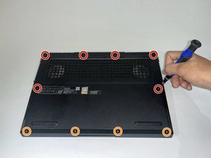 Langkah 2 — Lepaskan Screws di Bagian Belakang