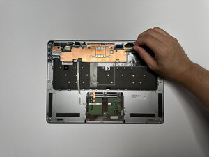 Langkah 5 — Angkat Mainboard