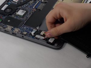 Langkah 4 — Lepaskan Kabel dan Angkat Baterai