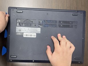 Langkah 2 — Membuka Casing Bawah Laptop