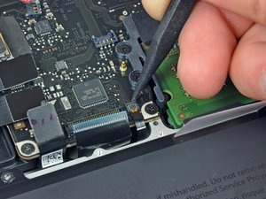 Langkah 8 — Mengeluarkan Kabel Backlight Keyboard