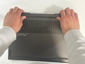 Langkah 3 — Lepaskan Tutup Belakang Laptop