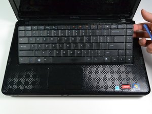 Langkah 3 — Mengangkat Keyboard dan Mengakses RAM