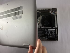 Langkah 2 — Lepaskan Casing Bawah Laptop