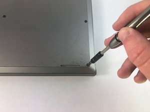 Langkah 2 — Lepaskan Screws Penutup