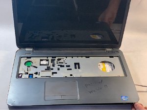 Langkah 3 — Membuka Casing Bawah