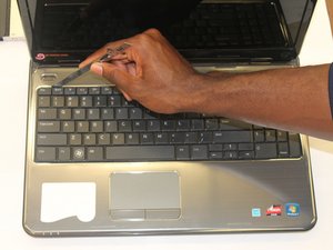 Langkah 2 — Lepaskan Keyboard untuk Akses Komponen Dalam