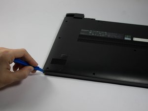 Langkah 5 — Buka Bagian Bawah Laptop dengan Alat Plastik