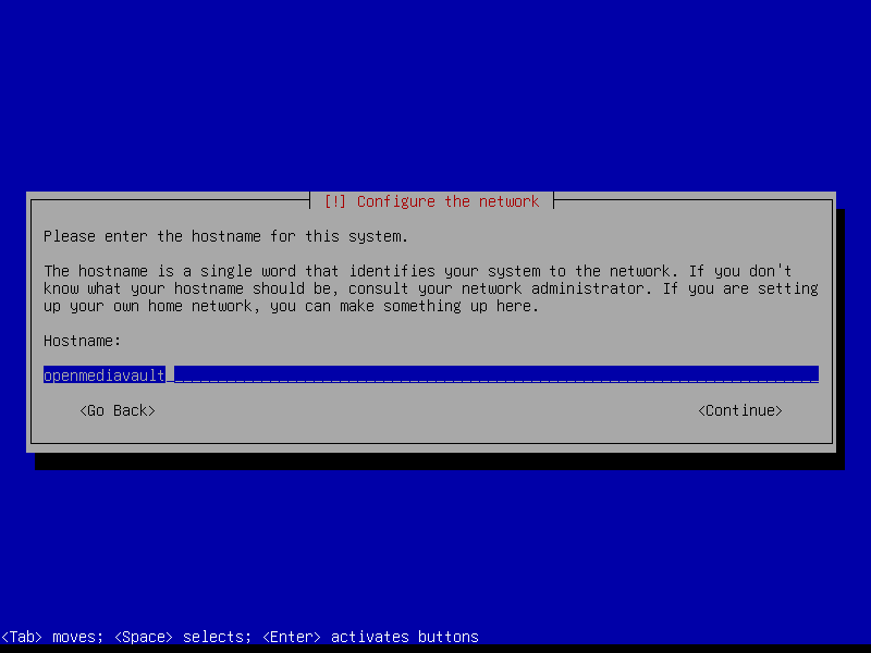 Dialog Configure the network menanyakan hostname dengan kolom isian sudah terisi kata openmediavault