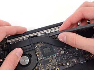 Langkah 4 — Lepaskan Konektor Lampu Keyboard